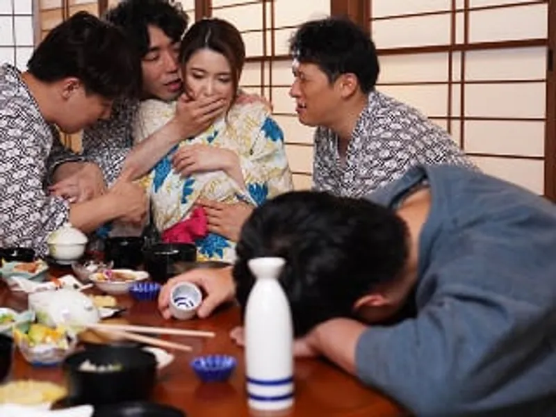 đưa bà xã đi suối nước nóng, ông chồng không biết vợ bị người khác phang sấp mặt