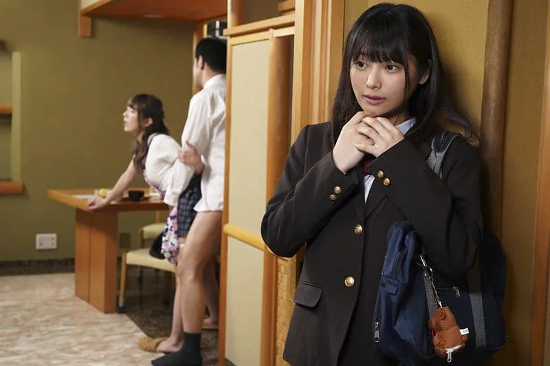 Cô con gái riêng thấy thèm khi nhìn trộm bố dượng nện mẹ