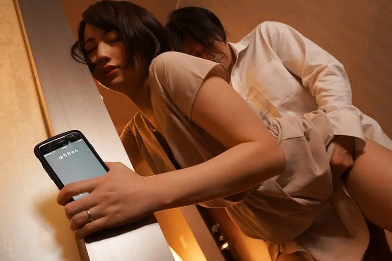 Cô vợ đi họp lớp rồi phang với nyc mặc cho chồng ở nhà chờ