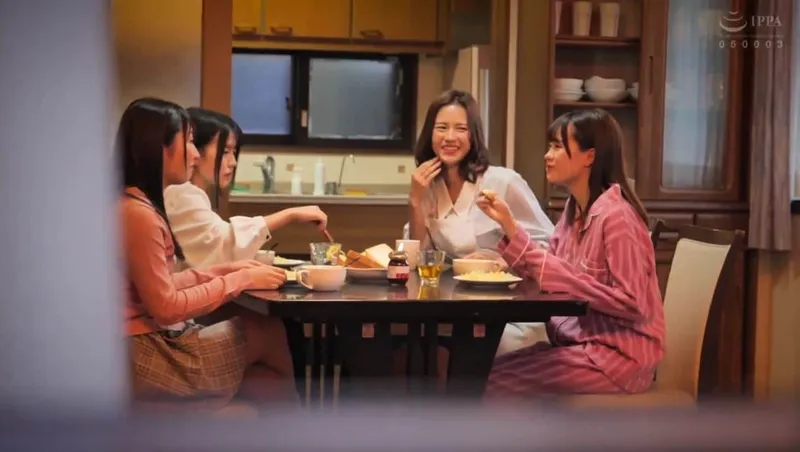 Bố đi vắng, 4 cô gái nhỏ ở nhà bị những tên côn đồ để ý tới