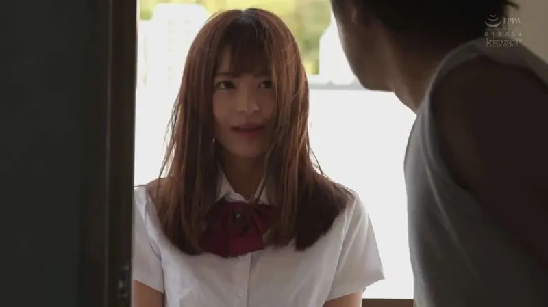 Gã cạnh bên nhà kinh tóm và cô em học sinh đáng thương