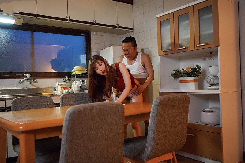 Con gái bị ông chồng mới của má phang mỗi ngày, cho dù đã có người yêu