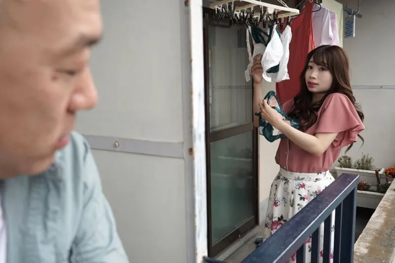 Gã cạnh nhà chuyên soi mói và cặp bà xã chồng yêu thường xuyên rên la quá to